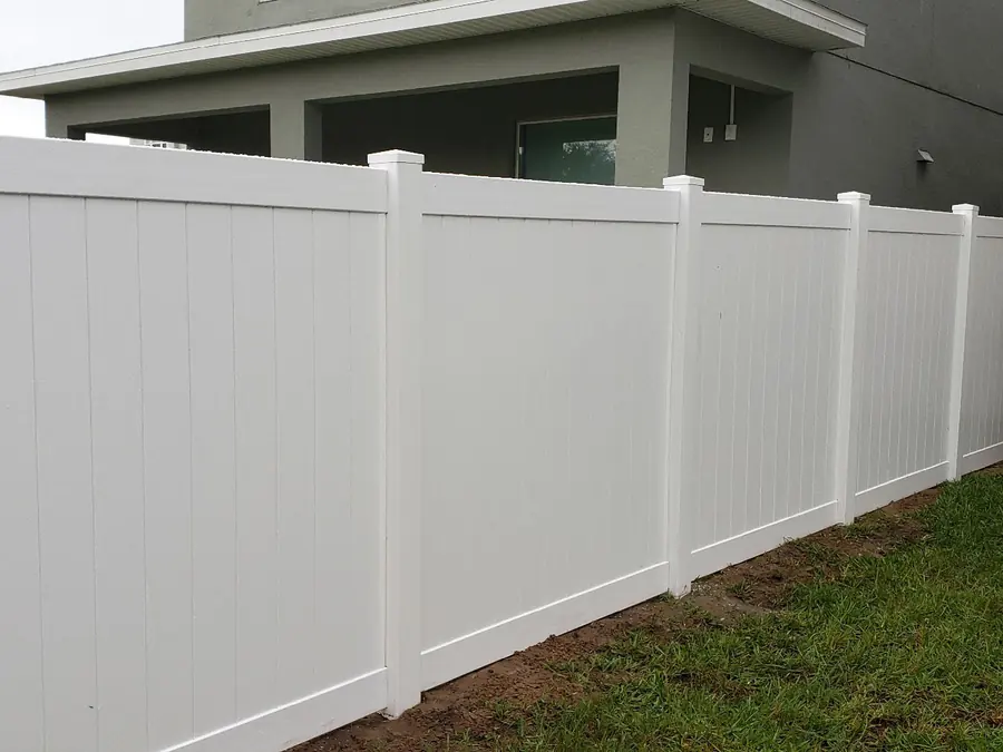 White vinyl privacy fence run supplied by Florida Fence Wholesale